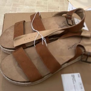 Universal Thread New sandal
